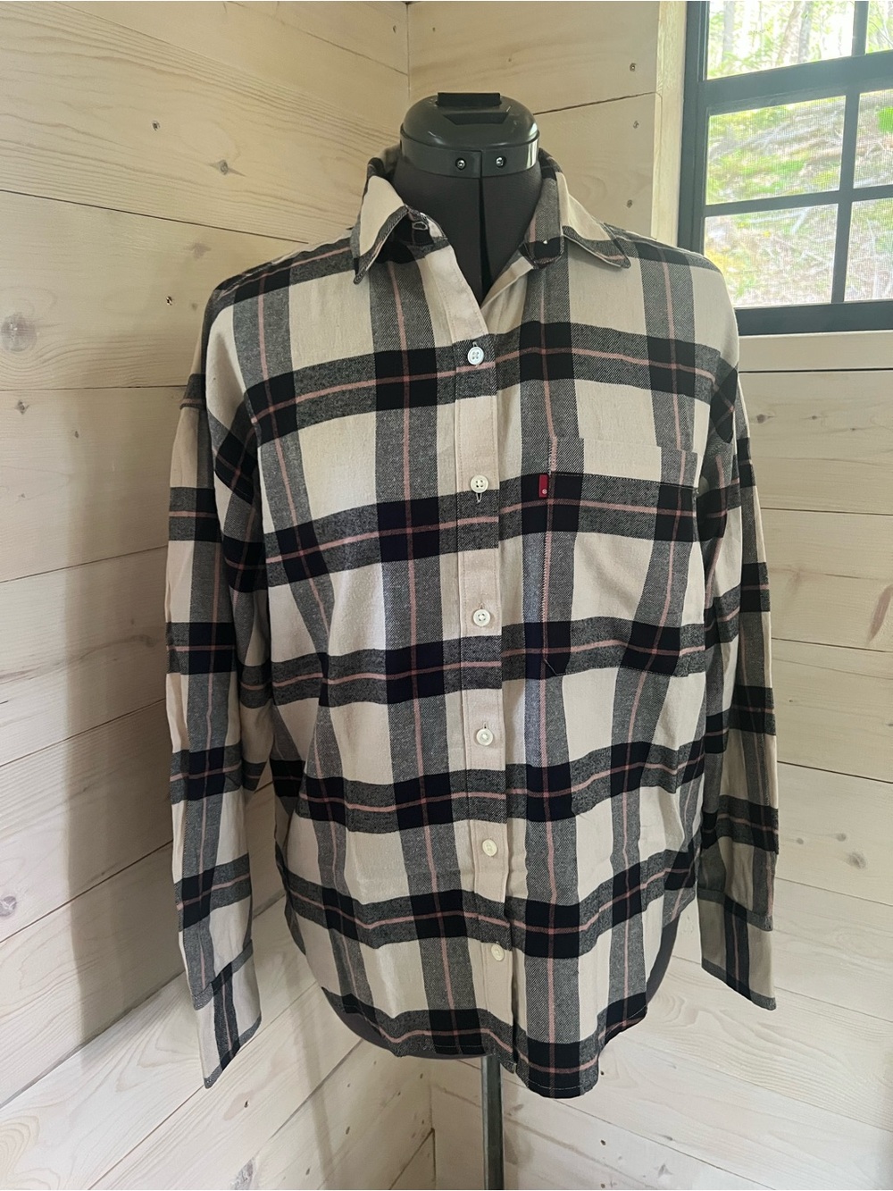 Women’s Levi’s Plaid Button-Up Shirt in Cream and Black
